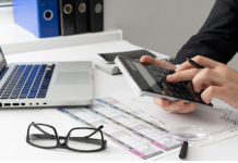 What Distinguishes Fixed Costs from Variable Costs?