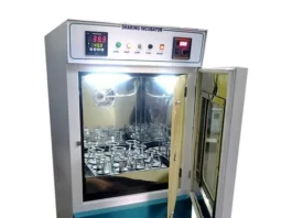 What is the difference between an incubator and a climatic chamber?